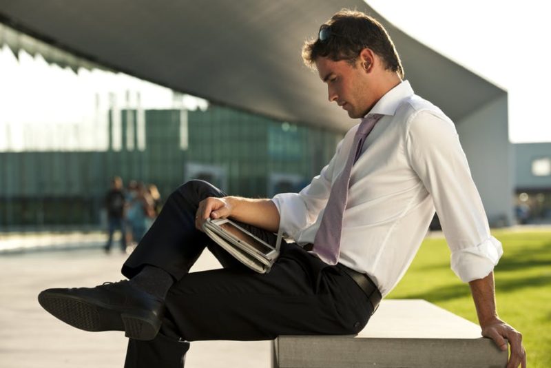 rossz ülés, jó ülés számítógép előtt erős gerinc és visszér és stressz problémákat okoznak