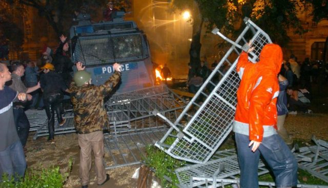 2006 őszén több rendőr sérült meg, mint randalírozó, mégis több rendőr került börtönbe, mint randalírozó