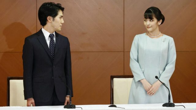 A japán császár unokája elvesztette hercegnői címét, mert hozzáment hétköznapi hercegéhez