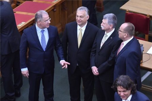 A mesterterv, teljes elszegényedés kitörjön forradalom következzen rendszerváltás