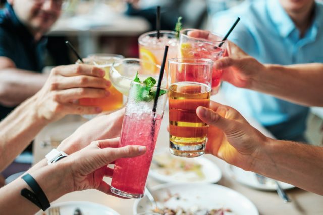 A túlzott alkoholfogyasztás már a fiataloknál nagy gond, csak nem beszélünk róla