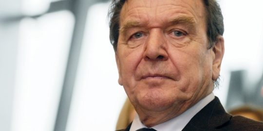 Az egész unióban háború és béke kérdése forog kockán - Gerhard Schröder volt német kancellár is vétkes német kancellár szerepet vállalt a Gazprom