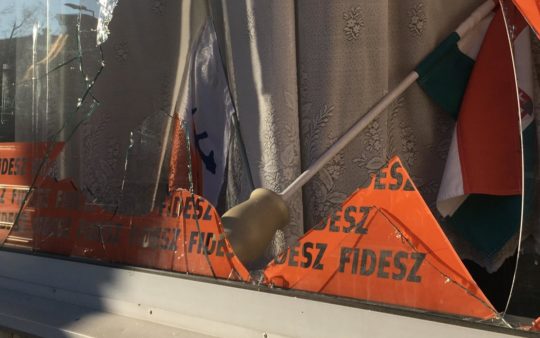 Betörték a békáscsabai Fidesz-iroda ablakát Békéscsaba,Fidesz-iroda rongálás, választás