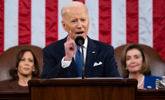 Biden: Putyinnak eszébe ne jusson, hogy a NATO területének akár egy centiméterére is bemerészkedik!