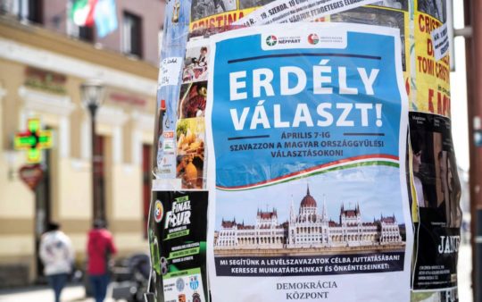 Ceausescu szelleme magyar köntösben: maffiaállam-tempóban zajlik a kormány határon túli kampánya