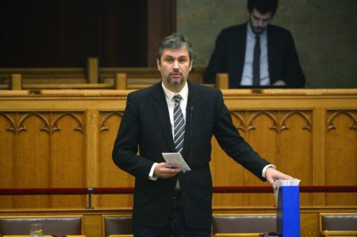 Döbbenetes dolgot állít Hadházy: Botrányos és vérlázító dolgot jelentett be "Helikopéter"