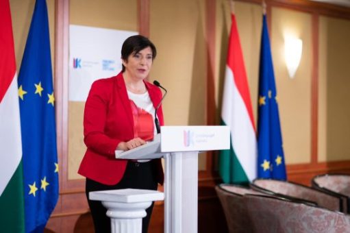 Dobrev Klára fekete bármánya,