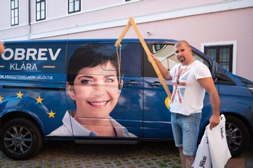 Nem találnád ki, Dobrev Klára fotója előtt mit ábrázol egy dühös fideszes tüntető