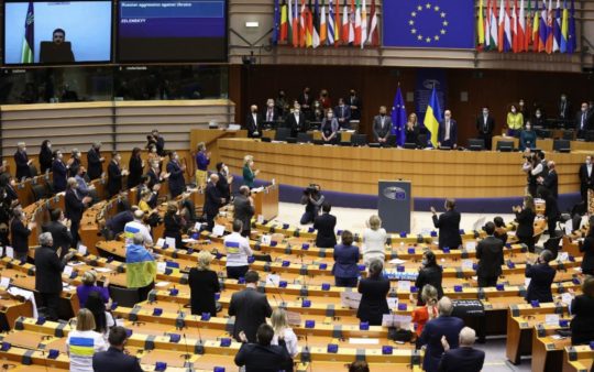 EP támogatja Ukrajna csatlakozását Unióhoz Fidesz megszavazta, szakítani Roszatommal kémbankkal