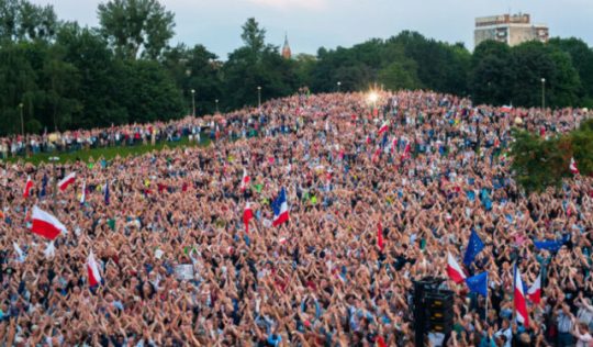 EU figyeli, ahogy Magyarország megöli demokráciát