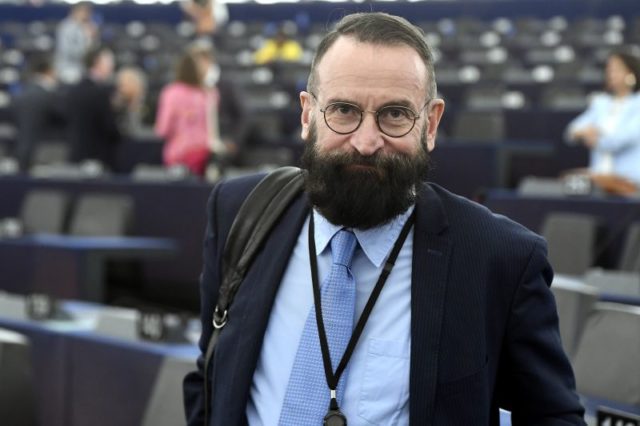 200 milliós vidéki villában rejtegetik Szájer Józsefet – Egy év után rátaláltak