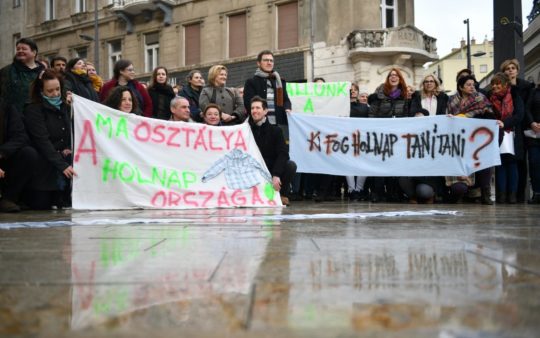 Elegük van, spontán tüntetést tartottak a tanárok Budapesten