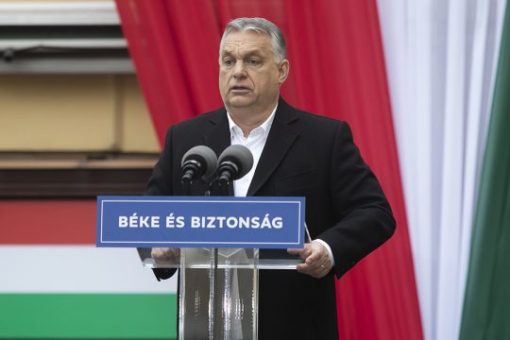 Ember, aki békét hirdet, de a háborúból húz hasznot