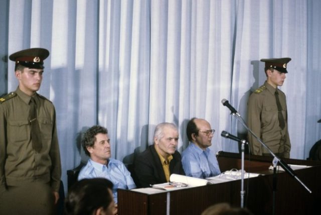 Erős idegzet kell valósággal egyetlen ponton nem találkozó állításokhoz, egyszer próbálkoztam titkaink és hazugságaink határoznak meg minket