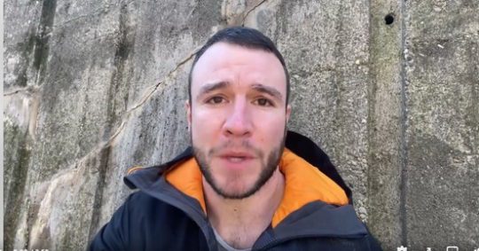 “És te ki vagy Bayer Zsolt” kérdezi noÁR