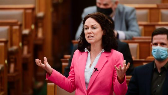 Figyeljenek a lakájmédia hajlott gerincű munkásai! - Szabó Tímea levezeti miért lesz népszavazás!