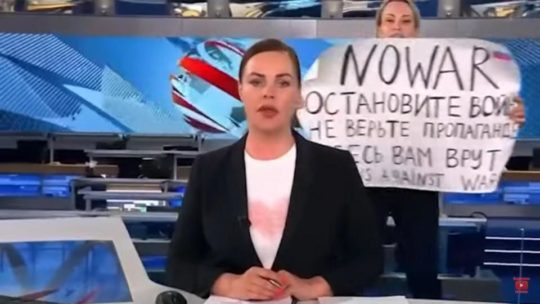 Háborúellenes tüntető trollkodta meg az orosz állami tévé híradóját - Igen bátor életét is fenyegető Orosznő volt