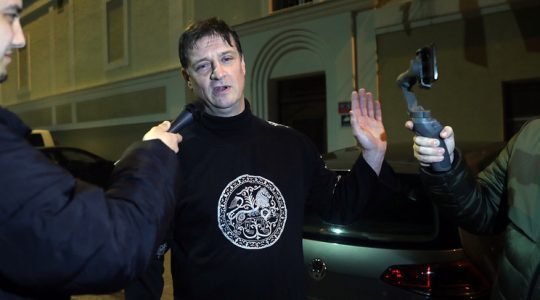 „Hazafi vagyok, nem terrorista” feliratú pólóban jelent meg