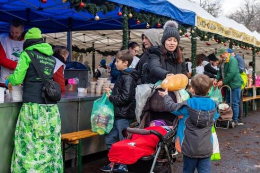 Hosszú sorok, nehéz szívek, megindító képek a népligeti ételosztásról