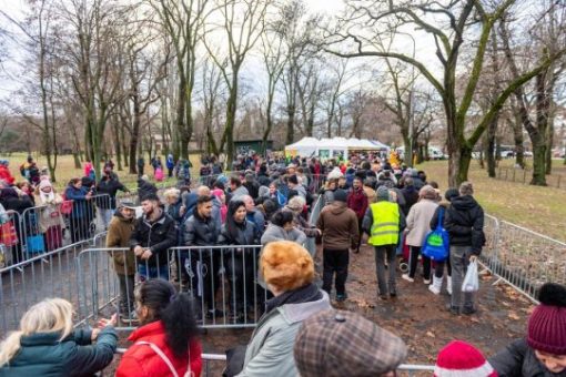 Hosszú sorok, nehéz szívek, megindító képek a népligeti ételosztásról