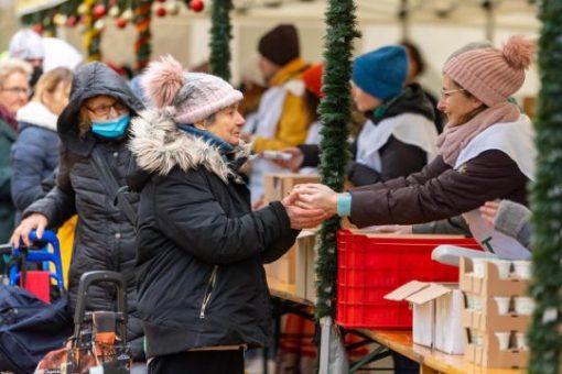 Hosszú sorok, nehéz szívek, megindító képek a népligeti ételosztásról