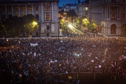 A Kossuth tér megtelt tüntetőkkel