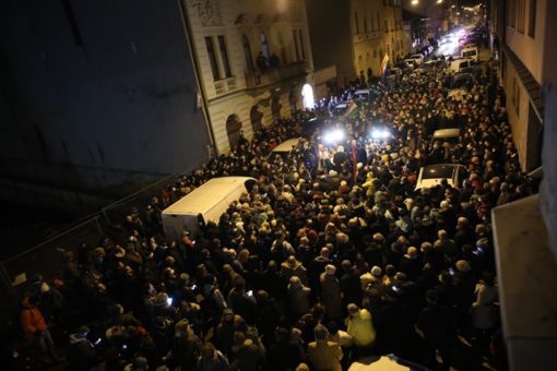 embernek egy fáradt sóhajában több van mint ti egész nyavalyás életetekben