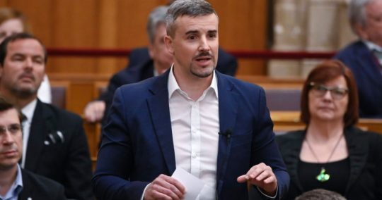 Jakab Péter utál bejárni a Parlamentbe, mert tele van szar emberrel