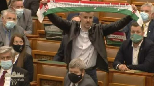 Jakab Pétertől, bemutatta Orbánnak, hogy szurkolna a fideszes börtönválogatottnak