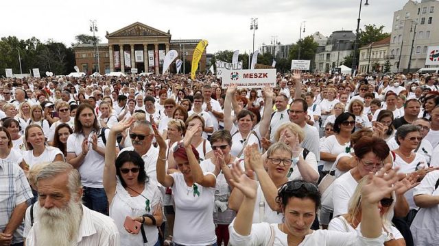Jogaikért és magasabb bérért tüntettek az egészségügyi dolgozók