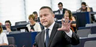 Keleten hajbókolnak, Nyugatra menekülnek - az Orbán család
