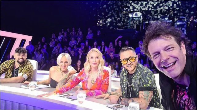 Köllő Babett melltartó nélkül tolja bele kebleit a kamerába – fotó2