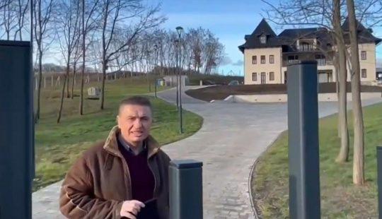 „Könyörögni fogsz” – fenyegető üzenetet küldött Pétervására polgármestere Hadházy Ákosnak