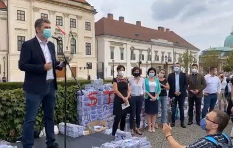 Konzultációs ivek átadása kormánynak