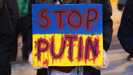 Lengyelország „Állítsuk meg Oroszországot most!” címmel plakátkampány Európában