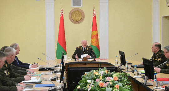 Lukasenka mégiscsak mozgósítani fogja a fehérorosz hadsereget