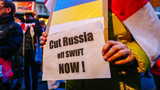 Már csak Magyarországon múlik, hogy kivágják-e az oroszokat a világ pénzügyi vérkeringéséből