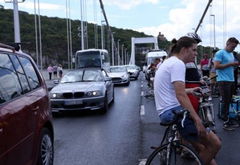 Margit híd után az Erzsébet hidat is elfoglalták - oszlatás készül Régen látott, tüntetés Budapesten