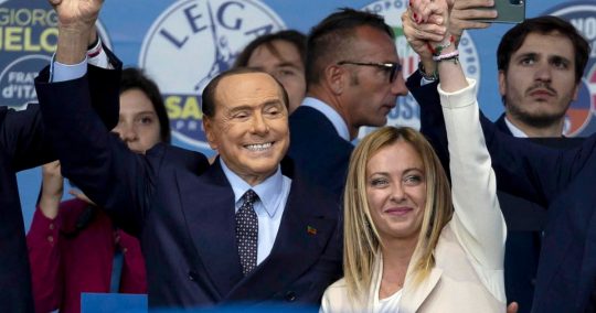 Meloni olasz elnök a szőnyeg szélére állította Putyin miatt Berlusconit-