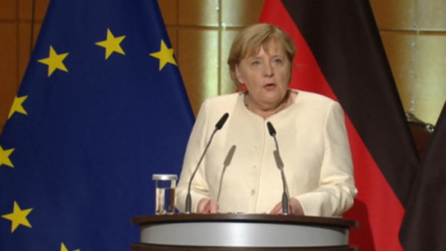 Merkel a demokráciáért nap mint nap meg kell küzdeni, - a szabadság nem esik be az ajtón