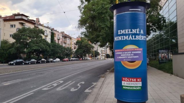 A Momentum átragasztotta Orbán gyermeteg propagandaplakátjait, - "a főbűnös Gyurcsány"