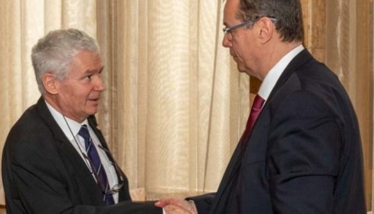 Nincs a világon olyan kormány, aki ne lopott, vagy hazudott, vagy csalt volna, - vagy mint nálunk, mindet egyszerre