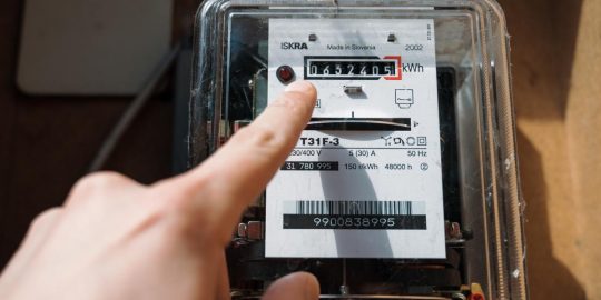 Nyakunkon a rezsiemelés: A közeledő átálláshoz képest nemcsak a részletek, alapvető kérdések is tisztázatlanok