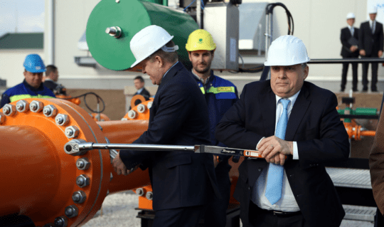 ORBÁN NAGY HAZUGSÁGA VALÓJÁBAN: A PIACI ÁRNÁL IS DRÁGÁBBAN VESZI AZ OROSZ GÁZT