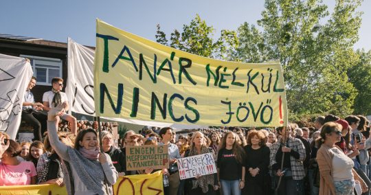 Orbán Viktor volt gimnáziumának 55 tanára is kiáll a kirúgott kollégák mellett tiltakozik oktatás problémáit erőből oldják