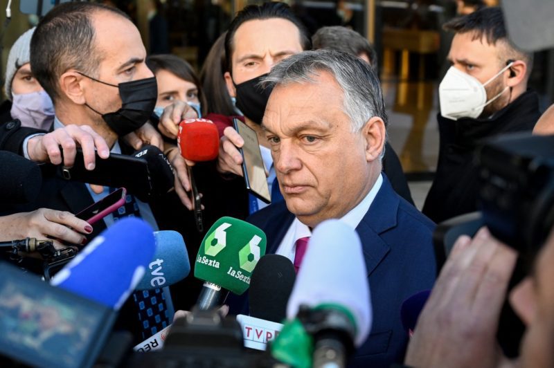 Orbán is aláírta a nyilatkozatot, ami elítéli Oroszország katonai akcióit az ukrán határon