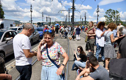 Megbénították a Margit hidat a katatörvény ellen tüntetők 