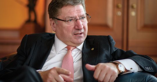 Parragh László éppen azok ellen van akiket képviselnie kellene