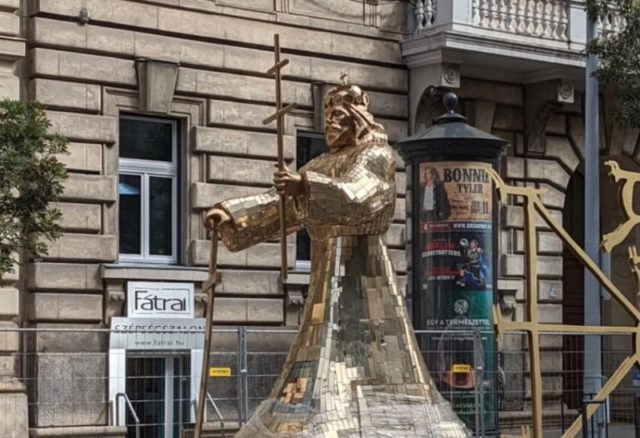 Sámánok, koronában éneklő celeb és félmeztelen férfiak a turulmadár alatt – így zajlott a felvonulás Budapesten
