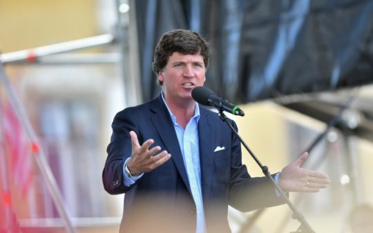 Soros György elleni harcáról Tucker Carlson dokumentumfilmet készített Magyarországon